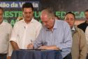 DIRETOR PRESIDENTE DO IAT ASSINANDO