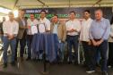 GOVERNADOR E COMITIVA POSANDO PARA FOTO COM DOCUMENTO ASSINADO