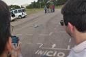 técnicos comandando drones