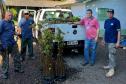 SERVIDORES POSANDO PARA FOTO COM MUDAS