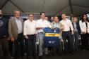 GOVERNADOR E COMITIVA POSANDO PARA FOTO COM DOCUMENTO ASSINADO