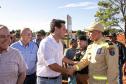 GOVERNADOR COMPRIMENTANDO INTEGRANTE DO CORPO DE BOMBEIROS