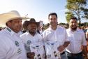 GOVERNADOR POSANDO PARA FOTO COM PRESENTES NO EVENTO