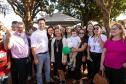GOVERNADOR POSANDO PARA FOTO COM PRESENTES