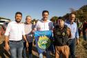 GOVERNADOR POSANDO COM OS PRESENTES PARA FOTO
