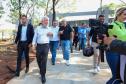 comitiva do governo passeando pelo parque