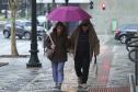 PESSOAS CAMINHANDO NA CHUVA