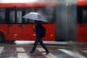 INDIVÍDUO EM MEIO A CHUVA TORRENCIAL NO MEIO DA RUA EM CURITIBA