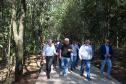 comitiva do governo passeando pelo parque