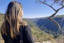 MULHER OBSERVANDO A PAISAGEM DE TIBAGI