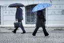 PESSOAS CAMINHANDO NA CHUVA