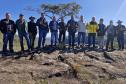EQUIPE DO SECRETÁRIO DO MEIO AMBIENTE POSANDO PARA FOTO EM TIBAGI