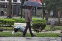 PESSOAS CAMINHANDO NA CHUVA