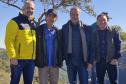 EQUIPE DO SECRETÁRIO DO MEIO AMBIENTE POSANDO PARA FOTO EM TIBAGI