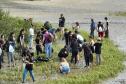 Foto de voluntários durante plantio de mudas