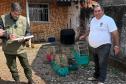 AGENTES COM AVES APREENDIDAS EM GAIOLAS