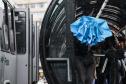 TRANSEUNTE SE PROTEGENDO DA CHUVA FRENTE A ESTAÇÃO TUBO