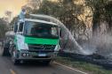 Foto de caminhão da Sedest combatendo incêndio