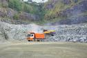CAMINHÕES EM MEIO A MINERAÇÃO