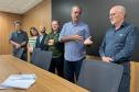 Foto de autoridades durante assinatura de acordo