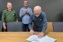 Foto de autoridades durante assinatura de acordo