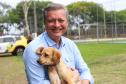 Foto de homem com cachorro