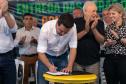 Foto do governador assinando decreto