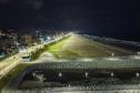Foto aérea de superpostes iluminando orla