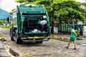 Foto de caminhões de lixo durante coleta