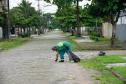 Foto de caminhões de lixo durante coleta