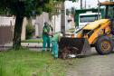 Foto de caminhões de lixo durante coleta