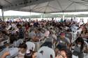Foto de autoridades e crianças durante soltura de peixes