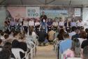 Foto de autoridades e crianças durante soltura de peixes