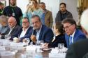 Foto de autoridades durante assinatura