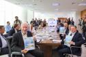 Foto de autoridades durante assinatura