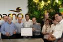 Foto de autoridades durante entrega da licença