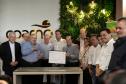 Foto de autoridades durante entrega da licença