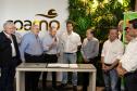 Foto de autoridades durante entrega da licença
