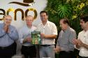 Foto de autoridades durante entrega da licença
