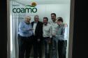 Foto de autoridades durante entrega da licença