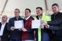 Foto de governador entregando licença ambiental em evento