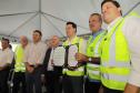 Foto de governador entregando licença ambiental em evento