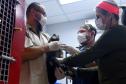 Foto de macacos passando por avaliação médica