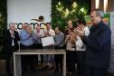 Foto de autoridades durante entrega da licença