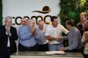 Foto de autoridades durante entrega da licença