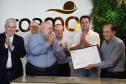 Foto de autoridades durante entrega da licença