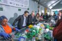 Foto de visita do secretário a feira em Curitiba