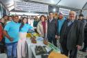 Foto de visita do secretário a feira em Curitiba