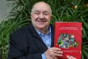 Foto de Rafael Greca com o Livro Vermelho da Fauna