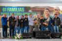 Foto de autoridades em evento de entrega dos títulos de regularização